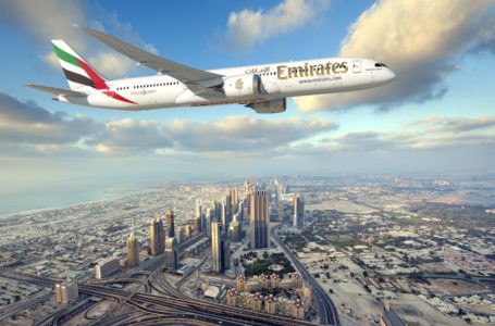 Emirates survole le Burj Khalifa à Dubai