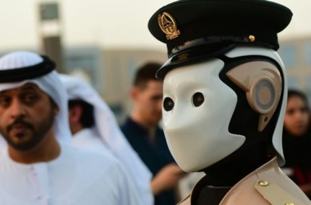 Un robot obtient un badge officiel de la police aux Emirats Arabes Unis